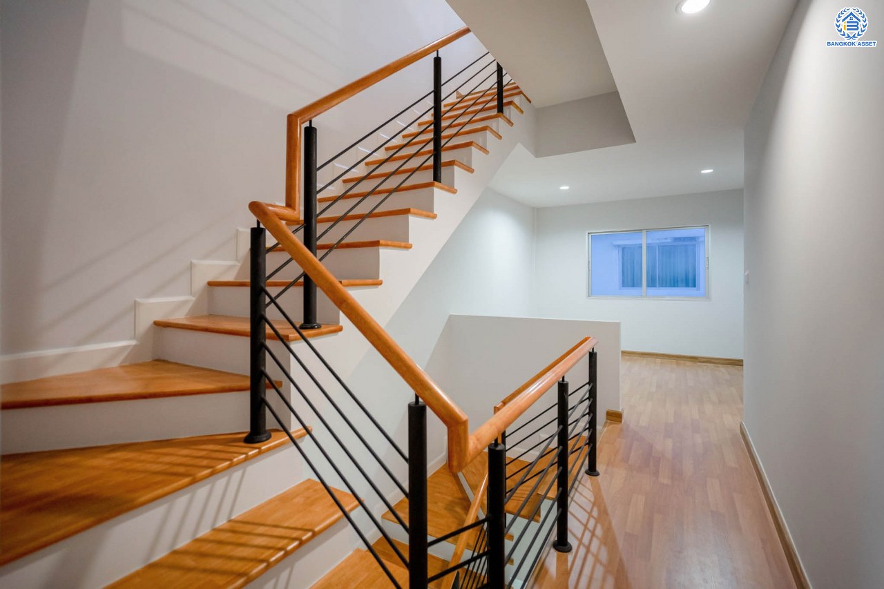 บ้านมือสองตกแต่งใหม่ ดีไซน์สวย ม.วิสต้าปาร์ค รัชดา-รามอินทรา เนื้อที่ 22.3 ตร.ว. ฟังก์ชัน 4 ห้องนอน 4 ห้องน้ำ จอดรถได้ 2 คัน รองรับทุกกิจกรรม บนทำเลเชื่อมต่อหลายเส้นทาง อาทิ ถนนประเสริฐมนูกิจ และถนนนวมินทร์ ใกล้รถไฟฟ้าสายสีชมพู "สถานีนพรัตน์" และจุดขึ้นทางด่วน "รามอินทรา"